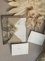 Zaproszenia ślubne z perełkami / tłoczeniem złocone zaproszenia ślubne z perełkami kalkowa koperta, boho zaproszenie na ślub z perełkami i kalką, kalkowa koperta vintage kwiaty z perłami, zaproszenie na ślub cywilny perły3