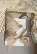 Zaproszenia ślubne z perełkami / tłoczeniem złocone zaproszenia ślubne z perełkami kalkowa koperta, boho zaproszenie na ślub z perełkami i kalką, kalkowa koperta vintage kwiaty z perłami, zaproszenie na ślub cywilny perły5