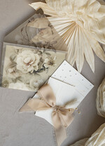 Zaproszenia ślubne z perełkami / tłoczeniem złocone zaproszenia ślubne z perełkami kalkowa koperta, boho zaproszenie na ślub z perełkami i kalką, kalkowa koperta vintage kwiaty z perłami, zaproszenie na ślub cywilny perły7