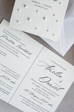 Zaproszenia ślubne z perełkami / tłoczeniem zaproszenia ślubne z perełkami, minimalistyczne zaproszenie na ślub z perełkami, delikatne zaproszenia na ślub cywilny z perełkami, perełki na zaproszeniach 1