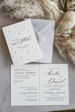 Zaproszenia ślubne z perełkami / tłoczeniem zaproszenia ślubne z perełkami, minimalistyczne zaproszenie na ślub z perełkami, delikatne zaproszenia na ślub cywilny z perełkami, perełki na zaproszeniach 0
