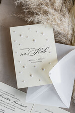 Zaproszenia ślubne z perełkami / tłoczeniem zaproszenia ślubne z perełkami, minimalistyczne zaproszenie na ślub z perełkami, delikatne zaproszenia na ślub cywilny z perełkami, perełki na zaproszeniach 3
