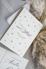 Zaproszenia ślubne z perełkami / tłoczeniem zaproszenia ślubne z perełkami, minimalistyczne zaproszenie na ślub z perełkami, delikatne zaproszenia na ślub cywilny z perełkami, perełki na zaproszeniach 7