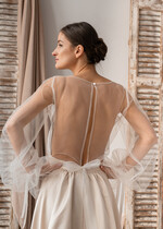 Panna Młoda Bolerka bolerka, narzutki, sweterki Tiulowe bolerko ślubne wykonane z odkrytymi plecami, ozdobne rękawy w bolerku na ślub, bolerko do sukni ślubnej, bufiaste rękawy w bolerku na ślub4