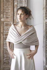 Panna Młoda Bolerka bolerka, narzutki, sweterki Kremowe  Bolerko Ślubne Welurowe - Etola Ślubna z Rękawkami - Narzutka I Rękaw w kolorze Kremowym1