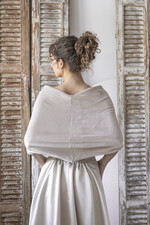 Panna Młoda Bolerka bolerka, narzutki, sweterki Kremowe  Bolerko Ślubne Welurowe - Etola Ślubna z Rękawkami - Narzutka I Rękaw w kolorze Kremowym3