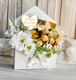 Prezenty, Podziękowania dla Rodziców Kompozycje Kwiatowe / Flowerboxy Piekny flowerbox ze sztucznymi kwiatami i słodyczami to wyjątkowy prezent dla Rodziców jako podziękowanie w dniu ślubu. Podziękowanie dla Rodziców na weselu3