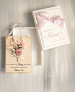 Prezenty dla Mamy flowerboxy, box ze słodyczami  prezent dla Mamy z okazji dnia Matki, kwiaty prezent dla mamy, kompozycja z suszonych kwiatów pomysł na prezent dla mamy, drewniana kartka z życzeniami 1