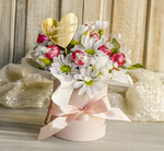 Prezenty dla Mamy flowerboxy, box ze słodyczami  Elegancki flowerbox z sztucznymi kwiatami i słodyczami to wyjątkowy prezent dla mamy. Piękna kompozycja w ozdobnym pudełku – gotowy upominek na każdą okazję.1