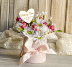 Prezenty dla Mamy flowerboxy, box ze słodyczami  Elegancki flowerbox z sztucznymi kwiatami i słodyczami to wyjątkowy prezent dla mamy. Piękna kompozycja w ozdobnym pudełku – gotowy upominek na każdą okazję.6