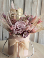 Prezenty dla Mamy flowerboxy, box ze słodyczami  prezent dla Mamy z okazji dnia Matki, kwiaty prezent dla mamy, kompozycja z suszonych kwiatów pomysł na prezent dla mamy, wieczne róże, flower box dla mamy1