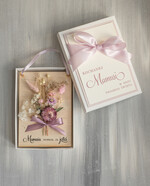 Prezenty dla Mamy flowerboxy, box ze słodyczami  drewniana kartka z życzeniami na dzień Mamy prezent dla Mamy z okazji dnia Matki, kwiaty prezent dla mamy, kompozycja z suszonych kwiatów pomysł na prezent dla mamy0