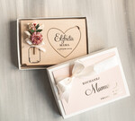 Prezenty dla Mamy flowerboxy, box ze słodyczami  drewniana tabliczka z życzeniami na dzień Mamy prezent dla Mamy z okazji dnia Matki, kwiaty prezent dla mamy, kompozycja z suszonych kwiatów pomysł na prezent dla mamy0