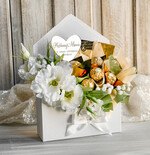 Prezenty dla Mamy flowerboxy, box ze słodyczami  Elegancki flowerbox z sztucznymi kwiatami i słodyczami to wyjątkowy prezent dla mamy. Piękna kompozycja w ozdobnym pudełku – gotowy upominek na każdą okazję. Prezent z okazji dnia mamy1