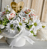 Prezenty dla Mamy flowerboxy, box ze słodyczami  Elegancki flowerbox z sztucznymi kwiatami i słodyczami to wyjątkowy prezent dla mamy. Piękna kompozycja w ozdobnym pudełku – gotowy upominek na każdą okazję.1