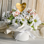 Prezenty dla Mamy flowerboxy, box ze słodyczami  Elegancki flowerbox z sztucznymi kwiatami i słodyczami to wyjątkowy prezent dla mamy. Piękna kompozycja w ozdobnym pudełku – gotowy upominek na każdą okazję.4