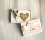 Prezenty dla Mamy flowerboxy, box ze słodyczami  biała tabliczka z życzeniami na dzień Mamy prezent dla Mamy z okazji dnia Matki, kwiaty prezent dla mamy, kompozycja z suszonych kwiatów pomysł na prezent dla mamy1