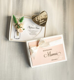 Prezenty dla Mamy flowerboxy, box ze słodyczami  biała tabliczka z życzeniami na dzień Mamy prezent dla Mamy z okazji dnia Matki, kwiaty prezent dla mamy, kompozycja z suszonych kwiatów pomysł na prezent dla mamy2