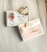 Prezenty dla Mamy flowerboxy, box ze słodyczami  biała tabliczka z życzeniami na dzień Mamy prezent dla Mamy z okazji dnia Matki, kwiaty prezent dla mamy, kompozycja z suszonych kwiatów pomysł na prezent dla mamy1