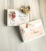Prezenty dla Mamy flowerboxy, box ze słodyczami  biała tabliczka z życzeniami na dzień Mamy prezent dla Mamy z okazji dnia Matki, kwiaty prezent dla mamy, kompozycja z suszonych kwiatów pomysł na prezent dla mamy0
