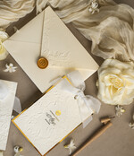 Zaproszenia na Komunię  dziewczynka  komunijne tłoczone złote zaproszenia, zaproszenia na Pierwszą komunię z tłoczonymi kwiatami, zaproszenia na komunię dla dziewczynki, zaproszenie na komunię ze wstążką  3