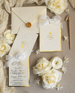 Zaproszenia na Komunię  dziewczynka  komunijne tłoczone złote zaproszenia, zaproszenia na Pierwszą komunię z tłoczonymi kwiatami, zaproszenia na komunię dla dziewczynki, zaproszenie na komunię ze wstążką  7