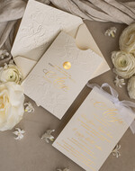 Zaproszenia na Komunię dla Dziewczynki dziewczynka  komunijne złote zaproszenia, zaproszenia na Pierwszą komunię z tłoczonymi kwiatami, tłoczone złocone zaproszenie w kieszonce na komunię2