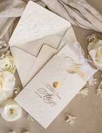 Zaproszenia na Komunię dla Dziewczynki dziewczynka  komunijne złote zaproszenia, zaproszenia na Pierwszą komunię z tłoczonymi kwiatami, tłoczone złocone zaproszenie w kieszonce na komunię5