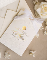 Zaproszenia na Komunię  dziewczynka  komunijne złote zaproszenia, zaproszenia na Pierwszą komunię z tłoczonymi kwiatami, tłoczone złocone zaproszenie w kieszonce na komunię1