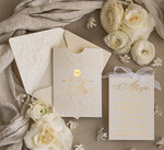 Zaproszenia na Komunię  dziewczynka  komunijne złote zaproszenia, zaproszenia na Pierwszą komunię z tłoczonymi kwiatami, tłoczone złocone zaproszenie w kieszonce na komunię0