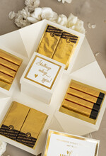  Prezenty dla Młodej Pary  Bomboniery Czekoladki Pomysłowe prezenty na ślub dla Pary Młodej- w co zapakować pieniądze na Ślub- bombonierka ślubna prezent dla nowożeńców1