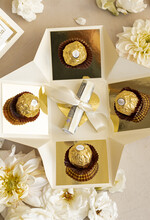  Prezenty dla Młodej Pary  Bomboniery Czekoladki Pomysłowe prezenty na ślub dla Pary Młodej- w co zapakować pieniądze na Ślub- bombonierka ślubna prezent dla nowożeńców Eksplodujące pudełko z czekoladkami – modny pomysł na prezent ślubny, który zapada w pamięć3