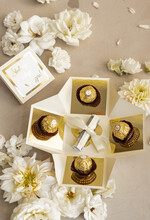  Prezenty dla Młodej Pary  Bomboniery Czekoladki Pomysłowe prezenty na ślub dla Pary Młodej- w co zapakować pieniądze na Ślub- bombonierka ślubna prezent dla nowożeńców Eksplodujące pudełko z czekoladkami – modny pomysł na prezent ślubny, który zapada w pamięć0