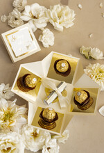  Prezenty dla Młodej Pary  Bomboniery Czekoladki Pomysłowe prezenty na ślub dla Pary Młodej- w co zapakować pieniądze na Ślub- bombonierka ślubna prezent dla nowożeńców Eksplodujące pudełko z czekoladkami – modny pomysł na prezent ślubny, który zapada w pamięć4