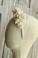 Dodatki dekoracje na komunię  wianki Wianki komunijne na opasce – lekkie, wygodne i ręcznie wykonane. Delikatne kwiaty idealnie dopełnią stylizację na Pierwszą Komunię Świętą Opaska na komunię 3