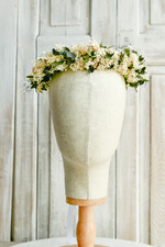 Dodatki dekoracje na komunię  wianki Wianek komunijny z żywych, preparowanych kwiatów w odcieniach zieleni i ecru. Delikatny, lekki i trwały, idealny do stylizacji komunijnej.2