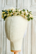 Dodatki dekoracje na komunię  wianki Wianek komunijny z żywych, preparowanych kwiatów w odcieniach zieleni i ecru. Delikatny, lekki i trwały, idealny do stylizacji komunijnej.0