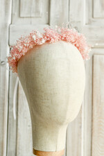 Dodatki dekoracje na komunię  wianki Wianki komunijne – lekkie, wygodne i ręcznie wykonane. Delikatne kwiaty idealnie dopełnią stylizację na Pierwszą Komunię Świętą0