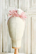 Dodatki dekoracje na komunię  wianki Wianki komunijne na opasce – lekkie, wygodne i ręcznie wykonane. Delikatne kwiaty idealnie dopełnią stylizację na Pierwszą Komunię Świętą0