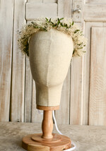 Dodatki dekoracje na komunię  wianki Wianek komunijny z żywych, preparowanych kwiatów w odcieniach zieleni i ecru. Delikatny, lekki i trwały, idealny do stylizacji komunijnej.2