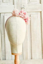 Dodatki dekoracje na komunię  wianki Wianki komunijne na opasce – lekkie, wygodne i ręcznie wykonane. Delikatne kwiaty idealnie dopełnią stylizację na Pierwszą Komunię Świętą2