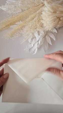 Zaproszenia ślubne z perełkami / tłoczeniem zaproszenia ślubne z perełkami, minimalistyczne zaproszenie na ślub z perełkami i kalką, rwane złocone zaproszenie na ślub cywilny perły1