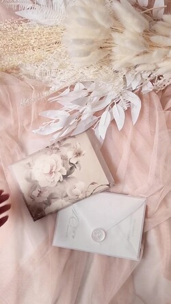 Zaproszenia ślubne z perełkami / tłoczeniem złocone zaproszenia ślubne z perełkami kwiatowa kalkowa koperta , minimalistyczne zaproszenie na ślub z perełkami i kalką, kalkowa obwoluta z perłami złocone zaproszenie na ślub cywilny perły1