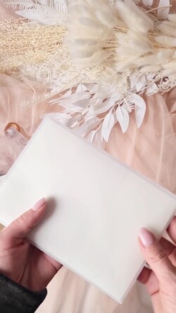 Zaproszenia ślubne z perełkami / tłoczeniem zaproszenia ślubne z perełkami, minimalistyczne zaproszenie na ślub z perełkami i kalką, rwane złocone zaproszenie na ślub cywilny perły1