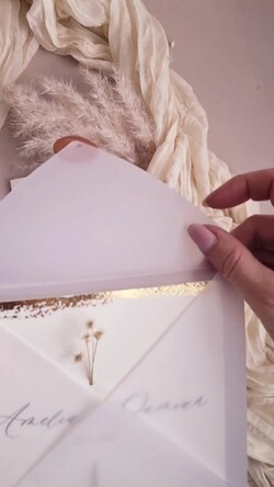 Zaproszenia ślubne Natura Zaproszenia ślubne boho z suszonymi kwiatkami, nietypowe minimalistyczne zaproszenia na ślub, rustykalne złocone zaproszenia z kalkowa kopertą, proste zaproszenia1