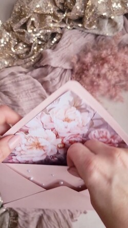 Zaproszenia ślubne z perełkami / tłoczeniem kopertowe złocone zaproszenia ślubne z perełkami, różowe peonie zaproszenie na ślub z perełkam, pudrowy róż złocone zaproszenie na ślub cywilny perły i piwonie1