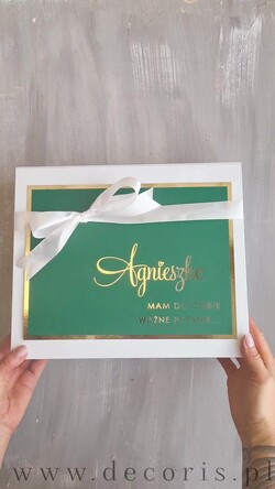 Prezenty dla świadków boxy prezentowe dla Świadkowej, prośba o świadkowanie  szlafrok z napisem świadkowa, czy zostaniesz moją świadkową, Box prezentowy dla świadkowej ze złotym kieliszkiem, zestaw prezentowy dla druhny1