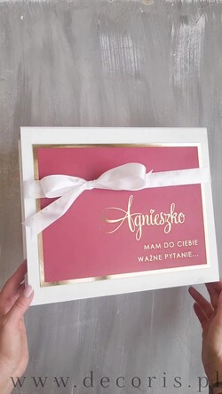 Prezenty dla świadków boxy prezentowe dla Świadkowej, prośba o świadkowanie  prezent dla druhny, pomysł na prezent dla świadkowej szlafrok z napisami, Box prezentowy dla świadkowej z bordowym szlafrokiem, zestaw prezentowy dla druhny1