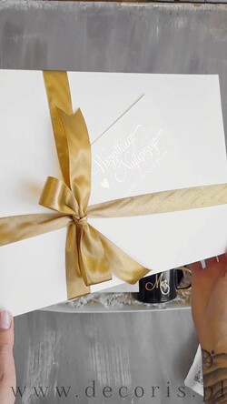  Prezenty dla Młodej Pary  Zestawy z Filiżanką lub Kubkiem Kreatywne pomysły na prezent ślubny dla Młodej Pary, co dać zamiast kwiatów, filiżanki dla Pary młodej z napisami, box z filiżankami dla Pary Młodej1