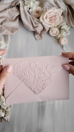 Zaproszenia ślubne z perełkami / tłoczeniem Tłoczone kwiaty na zaproszeniach ślubnych Eleganckie złote zaproszenia ślubne z guzikiem z płatków złota, Kopertowe zaproszenie na ślub z tłoczeniem, zaproszenia na ślub w stylu glamour1